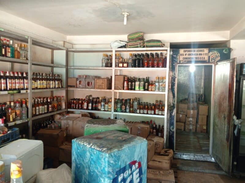 Venta de licorería un local de 166 Mts2 en higuerote